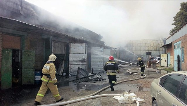 Пожар на площади 500 "квадратов" начался в промзоне в Свердловской области